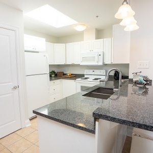 MB_402_kitchen_towards_cabinets